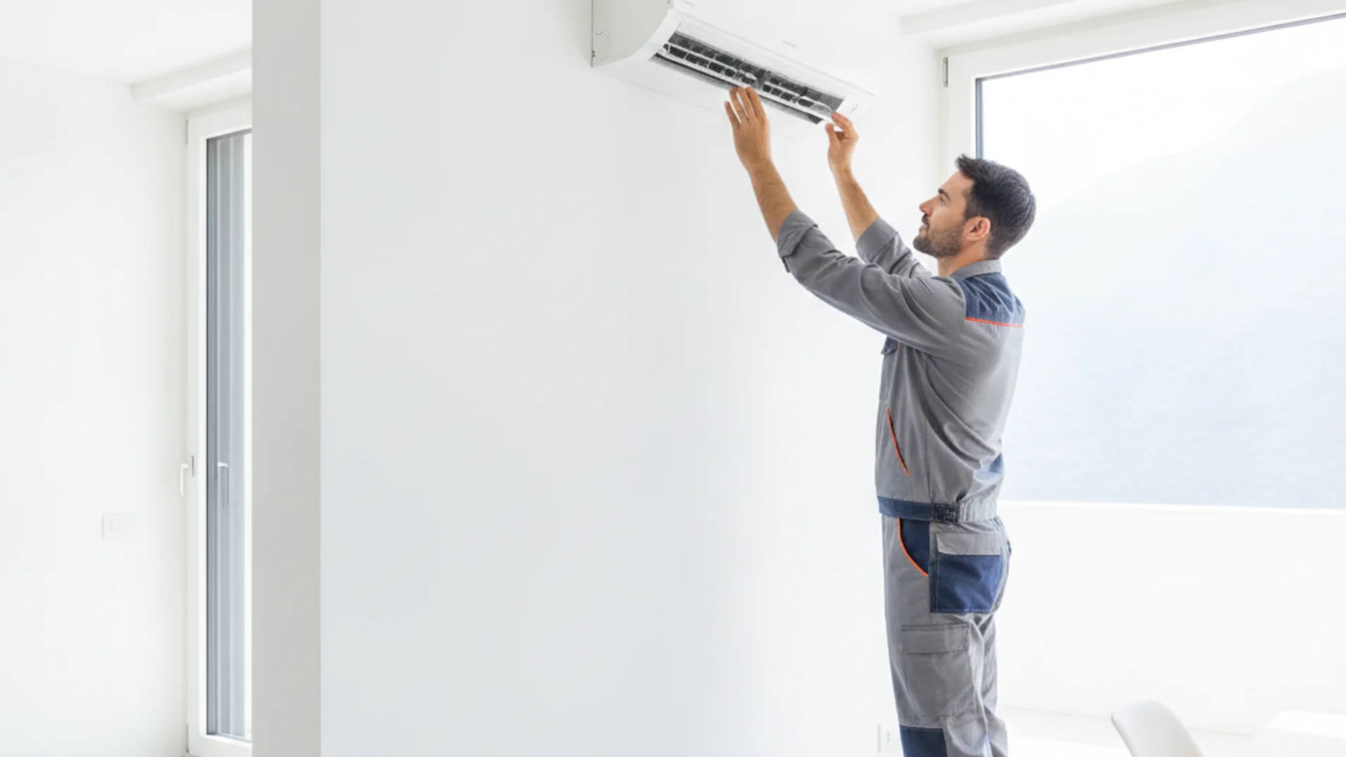 Tecnico installa un climatizzatore a Lecco